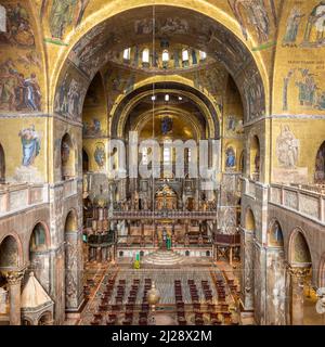 Venedig, Italien - 1. Juli 2021: Goldenes Wandmosaik im Markusdom oder San Marco`s Venedig. Es ist das Wahrzeichen Venedigs. Stockfoto